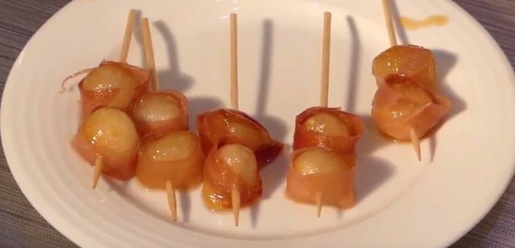 brocheta de bolita de melon con jamon