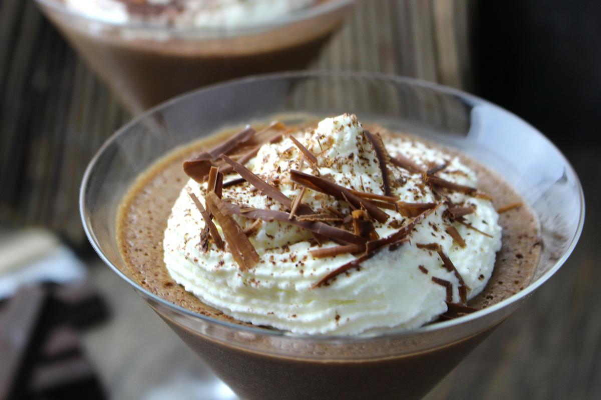 Mousse chocolate y nata (crema de leche) sin lactosa en copas