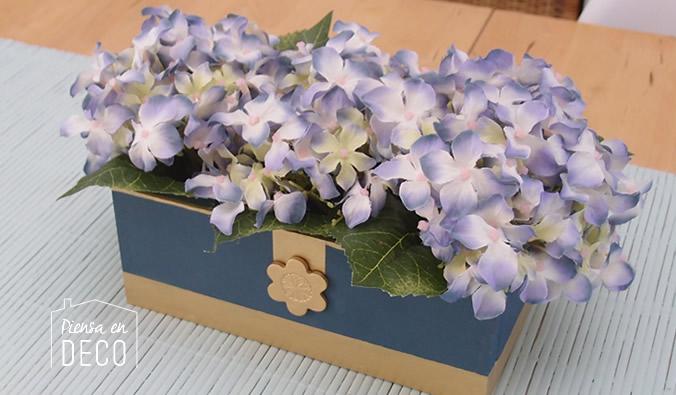 centro de mesa clásico con hortensias en caja de madera pintada