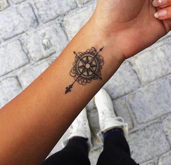 tatuajes de brujulas para mujeres 2 - +90 Tatuajes de brújulas para hombres y mujeres Diseños y significados
