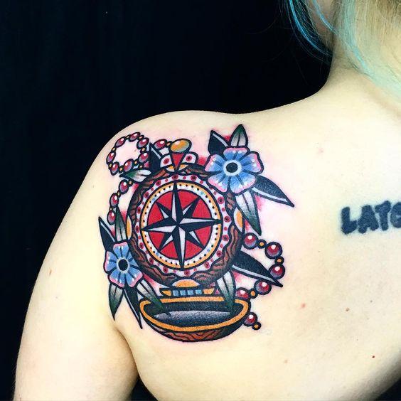 tatuajes de brujulas en el hhombro 6 - +90 Tatuajes de brújulas para hombres y mujeres Diseños y significados