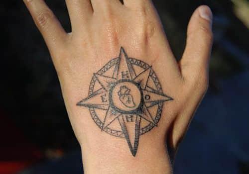 brujulas tatuadas en la mano 2 - +90 Tatuajes de brújulas para hombres y mujeres Diseños y significados