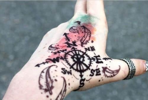 brujulas tatuadas en la mano 5 - +90 Tatuajes de brújulas para hombres y mujeres Diseños y significados