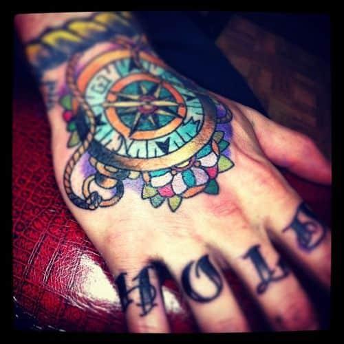 brujulas tatuadas en la mano 6 - +90 Tatuajes de brújulas para hombres y mujeres Diseños y significados