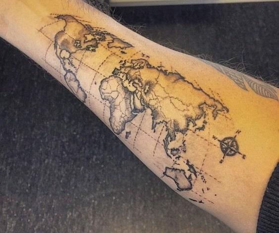 brujulas tatuadas con mapas 2 - +90 Tatuajes de brújulas para hombres y mujeres Diseños y significados