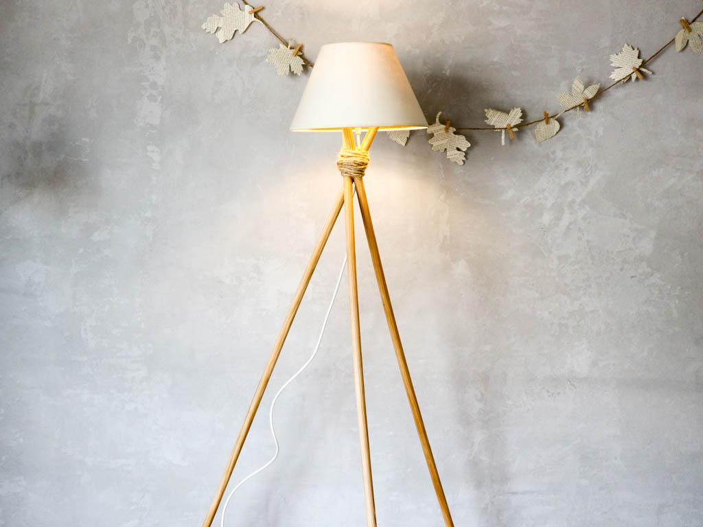 lampara de pie estilo nordico con fondo gris