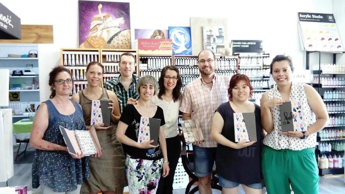 imparte cursos de Scrapbooking