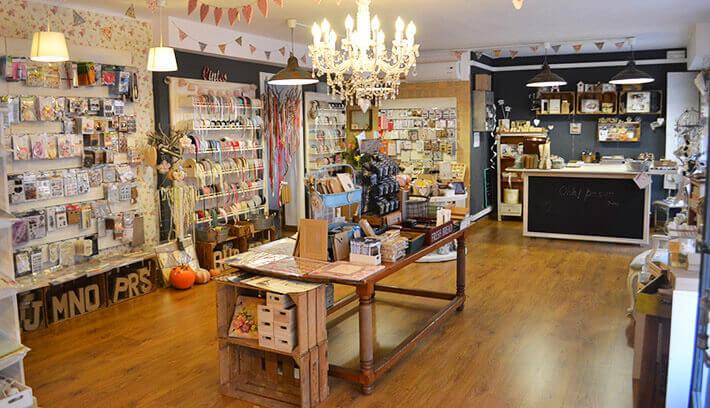 abre una tienda física de scrapbook