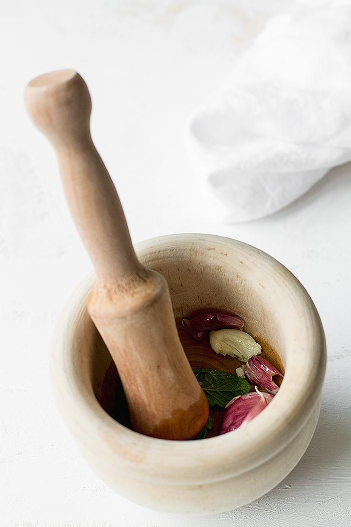 mortero, ajos y hierbabuena