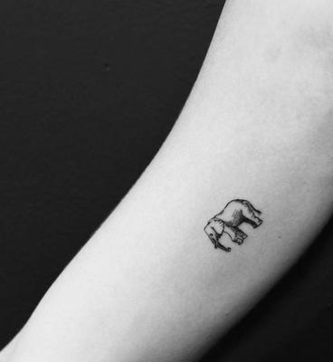 elefantes minimalistas tatuados 5 - +40 Tatuajes de elefantes, significados - dise&ntilde;os en hombres y mujeres