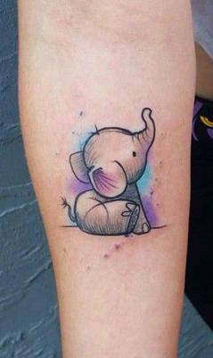 elefantes minimalistas tatuados 2 - +40 Tatuajes de elefantes, significados - dise&ntilde;os en hombres y mujeres