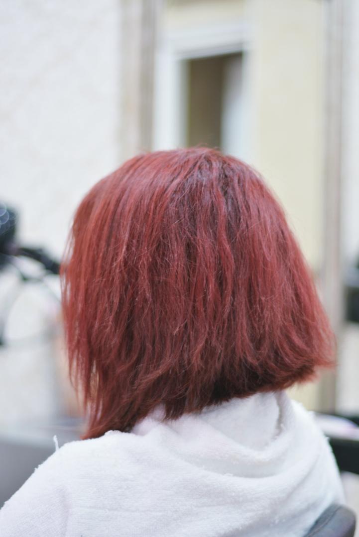 Pelo corto encrespeda antes del alisado brasileño