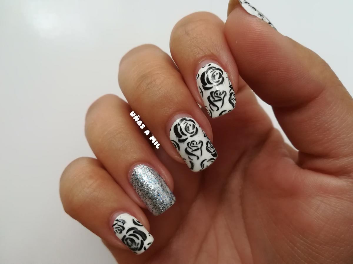 Diseño de uñas en blanco, negro y rojo con flores | Belleza