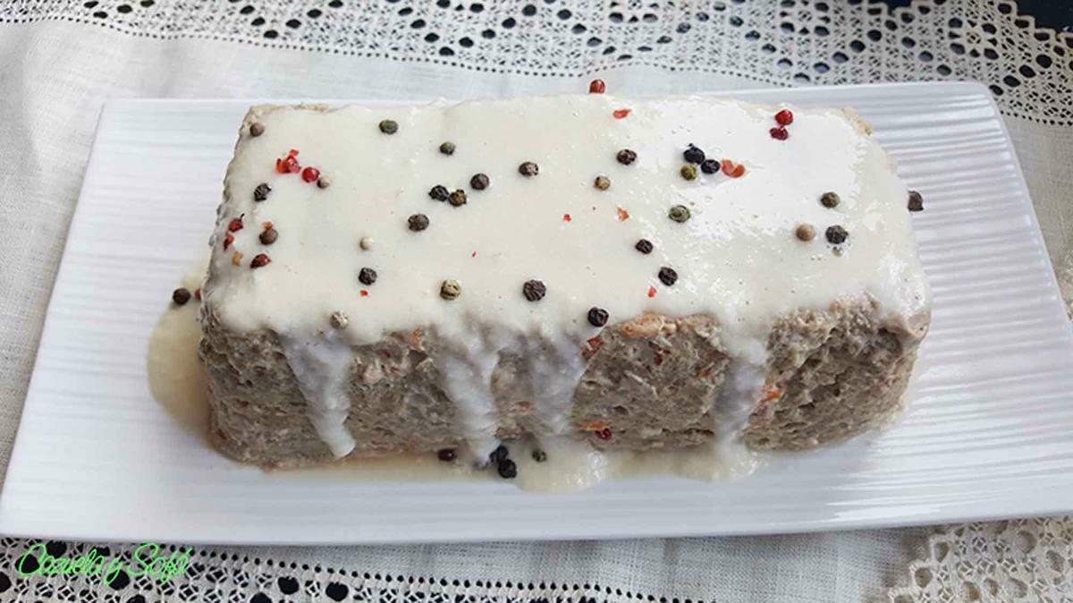 pastel jugoso de carne con salsa de queso Emmental