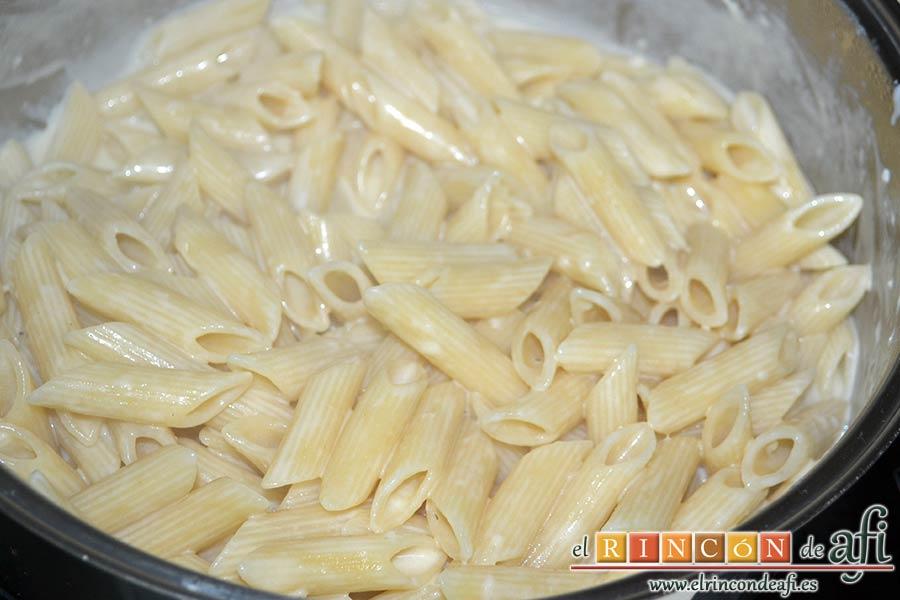 Pasta con ajo y queso Cheddar en una olla, cocer hasta que la pasta esté al dente