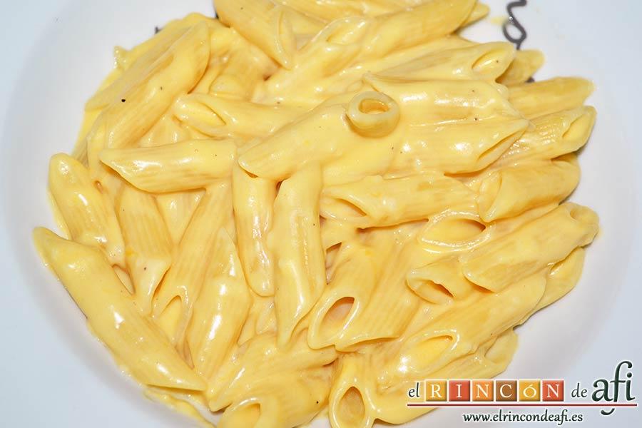 Pasta con ajo y queso Cheddar en una olla, sugerencia de presentación