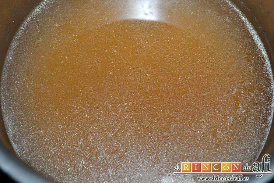 Pasta con ajo y queso Cheddar en una olla, preparar el caldo