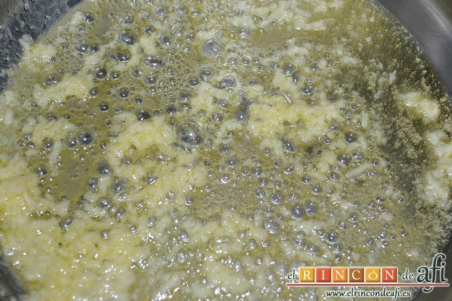 Pasta con ajo y queso Cheddar en una olla, pochar menos de un minuto