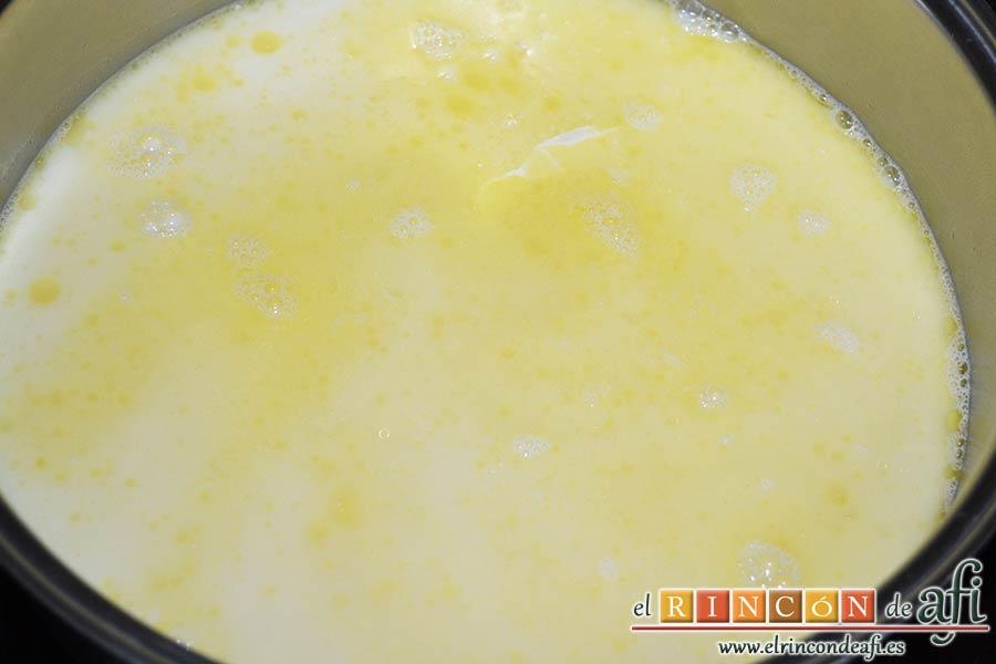 Pasta con ajo y queso Cheddar en una olla, añadir la leche