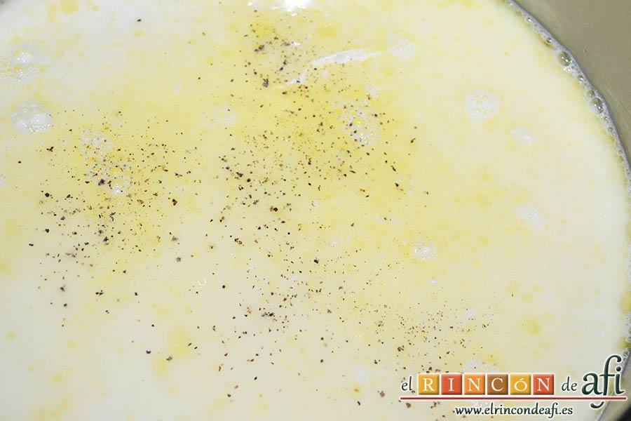 Pasta con ajo y queso Cheddar en una olla, salpimentar