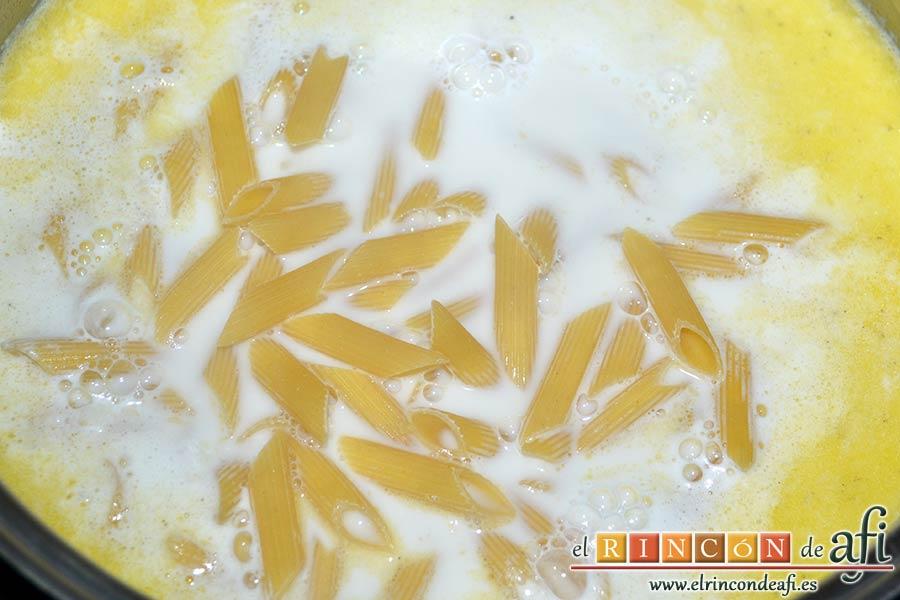 Pasta con ajo y queso Cheddar en una olla, cuando empiece a hervir echar la pasta