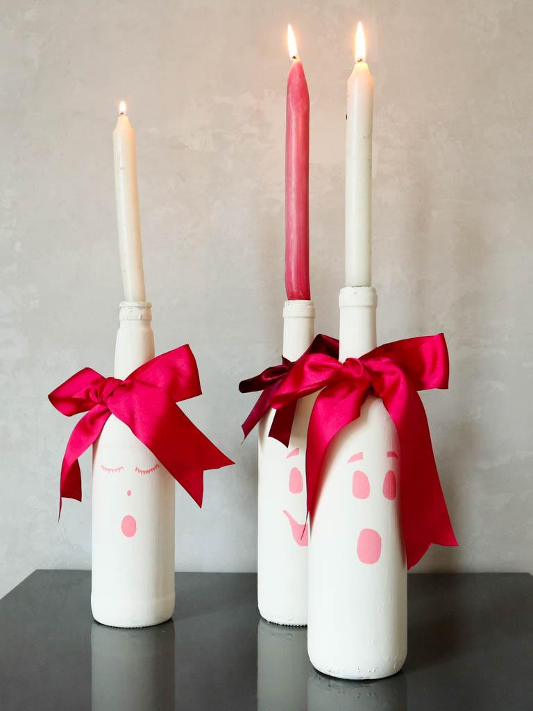 candelabros con botellas de vidrio