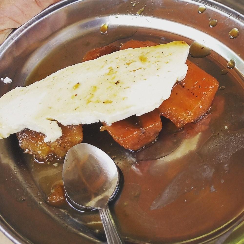 Plátano maduro, queso y panela.