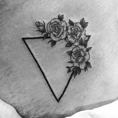 tatuaje con triangulos 1 - +40 Tatuajes de tri&aacute;ngulos y su particular significado en cada dise&ntilde;o