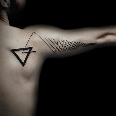 tatuajes de triangulos para hombres 4 - +40 Tatuajes de tri&aacute;ngulos y su particular significado en cada dise&ntilde;o