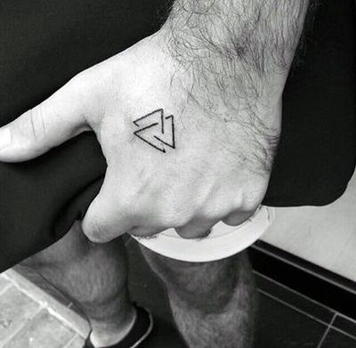 tatuaje con triangulos 7 - +40 Tatuajes de tri&aacute;ngulos y su particular significado en cada dise&ntilde;o