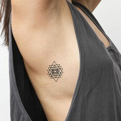 mujeres con tatuajes de triangulos 1 - +40 Tatuajes de tri&aacute;ngulos y su particular significado en cada dise&ntilde;o