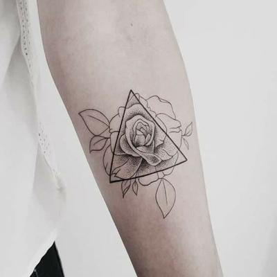mujeres con tatuajes de triangulos 5 - +40 Tatuajes de tri&aacute;ngulos y su particular significado en cada dise&ntilde;o