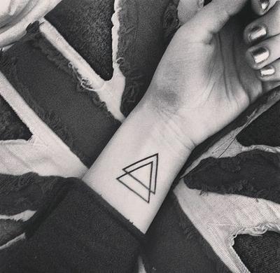tatuajes con 2 triangulos 6 - +40 Tatuajes de tri&aacute;ngulos y su particular significado en cada dise&ntilde;o