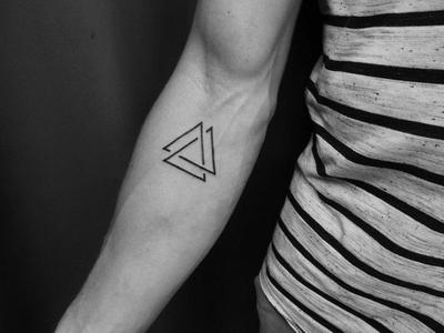 tatuajes de triangulos para hombres