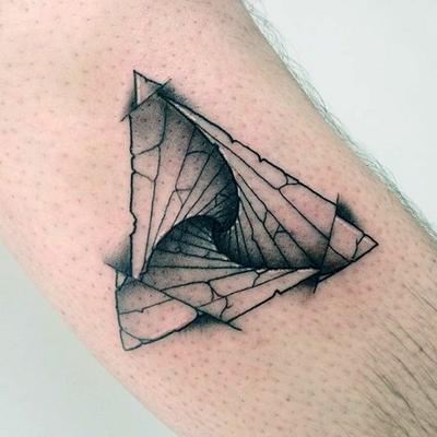 tatuaje con triangulos 3 - +40 Tatuajes de tri&aacute;ngulos y su particular significado en cada dise&ntilde;o