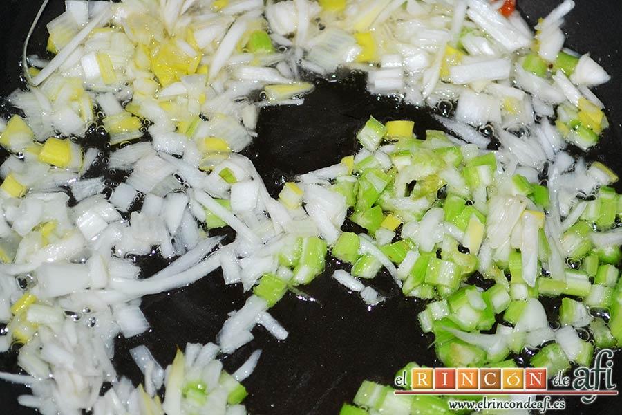 Pan relleno, pochamos en una sartén la cebolleta y el apio troceados