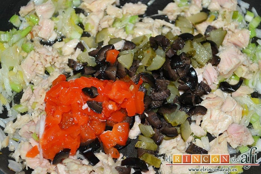 Pan relleno, añadir las aceitunas, el pepinillo y el pimiento morrón troceados