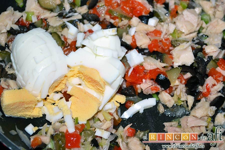 Pan relleno, añadir el huevo picadito