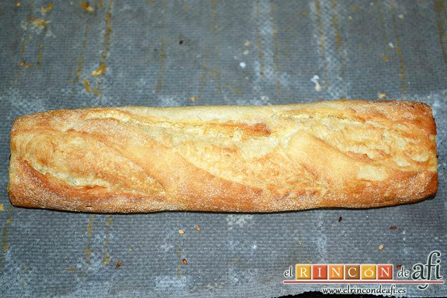 Pan relleno, poner el pan sobre una bandeja de horno y hornear