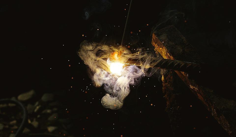 La soldadura es un proceso de fabricación y escultural utilizado en la industria para unir dos materiales como metales o polímeros termoplásticos mediante la fusión de un material que servirá de unión entre ambos.