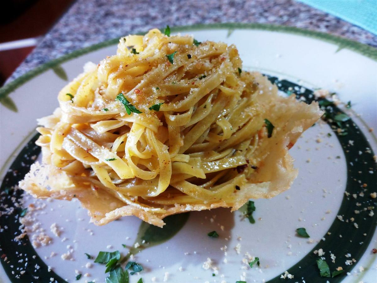 Fettuccini con ajo y perejil - Fettuccine al tartufo nero con aglio e olio - Truffled egg pasta