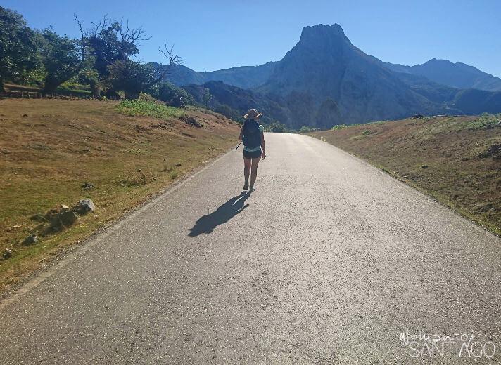 noelia caminando por un sendero