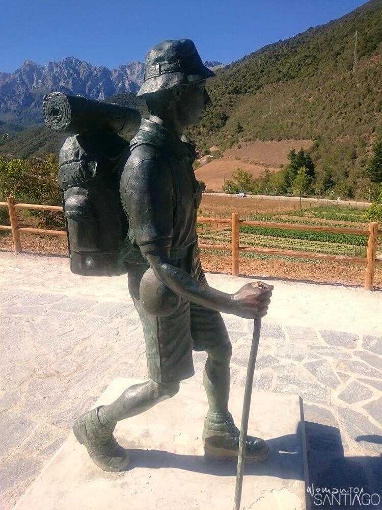 Monumento al peregrino a la salida de Potes
