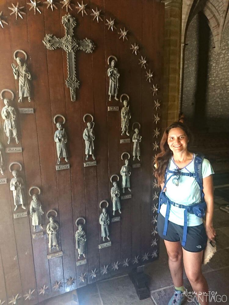 Noelia en Puerta del Perdón del Monasterio de Santo Toribio