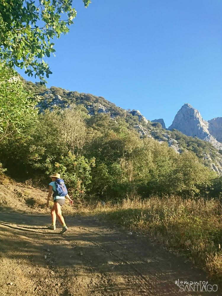 noelia caminando por sendero