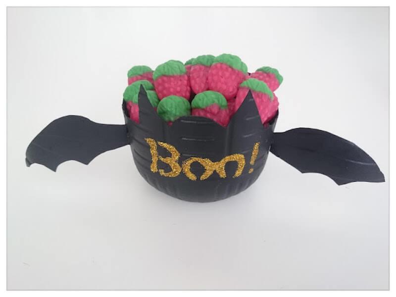 dulcero para Halloween con botella de plástico