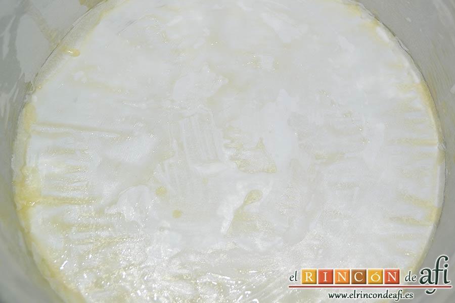 Bizcocho de galletas Oreo, encamisar un molde de 20 centímetros cubriéndolo con papel de horno