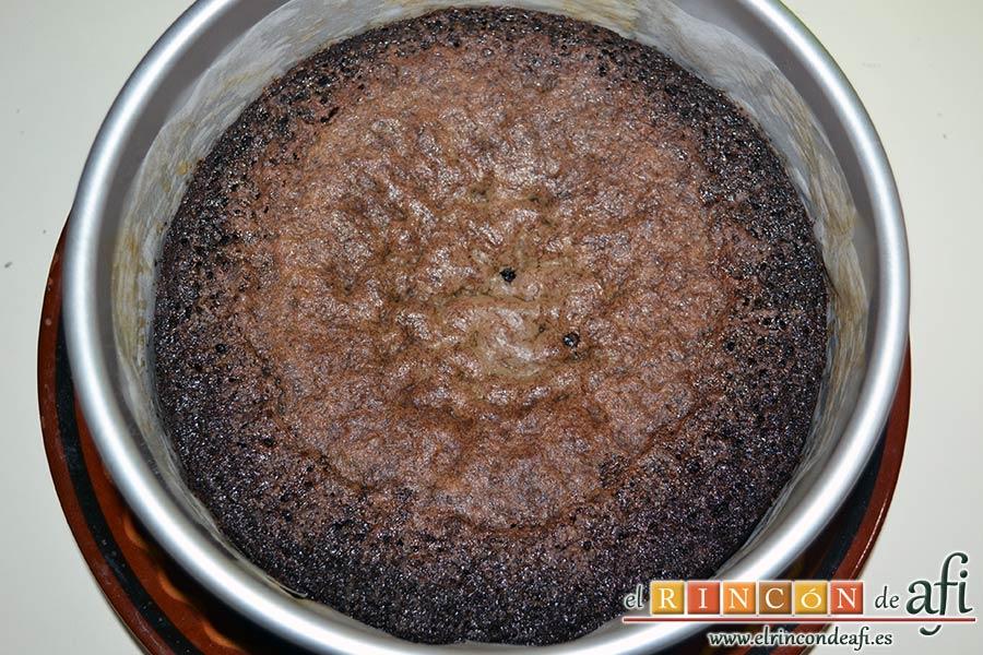 Bizcocho de galletas Oreo, una vez horneado dejar atemperar