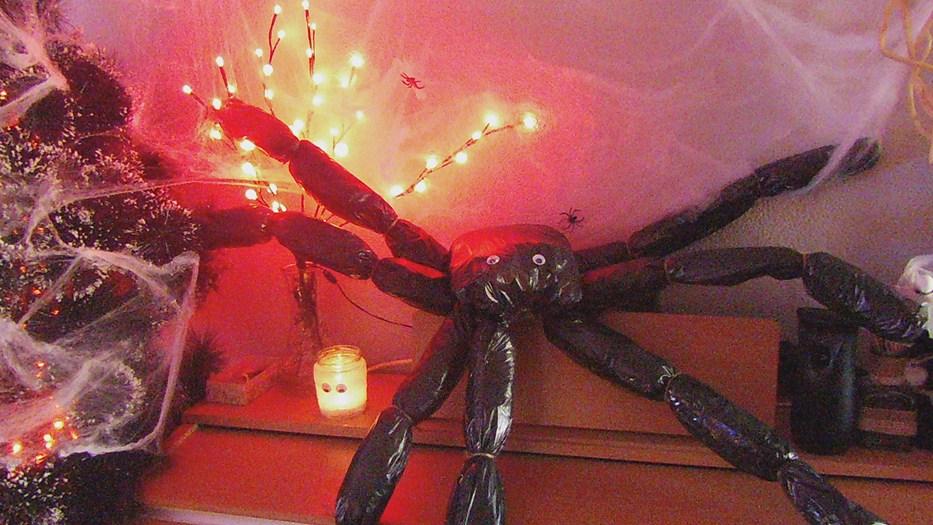 Cómo hacer una tela de araña para Halloween con bolsas de basura |  Manualidades