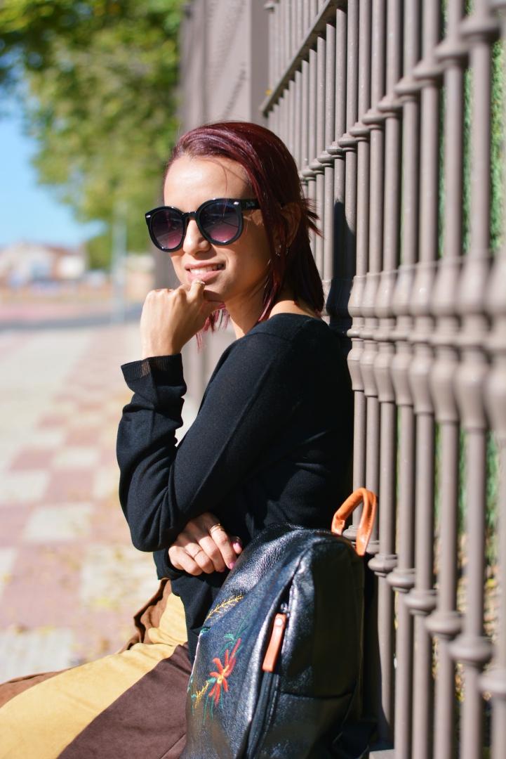 Look otoñal con mochila negra